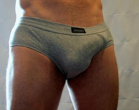 Büyük üyeli bir adam