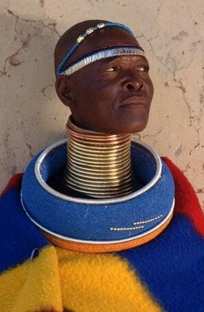 Afrikalı bir kabileden bir adamın boynunu germek için yüzükler