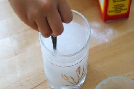Soda bir bardakta çözüldü