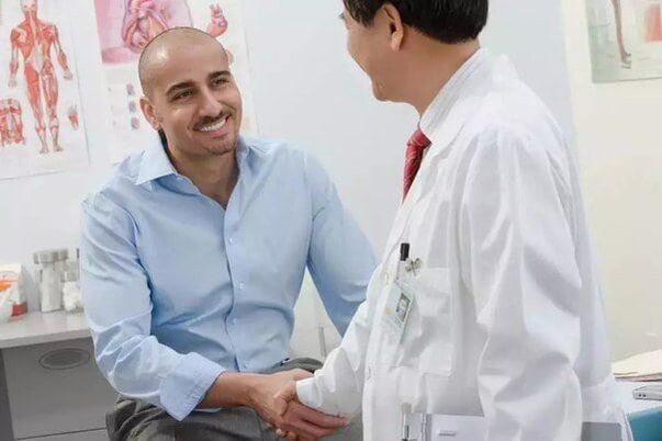 hasta penis büyütme operasyonu için doktora teşekkür eder